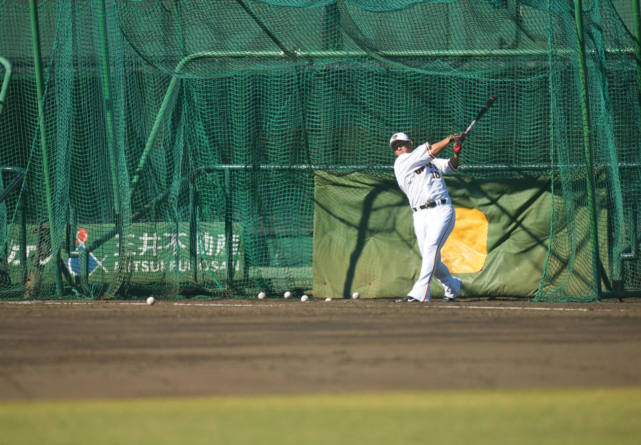 居残り特打をする巨人中田（撮影・横山健太）