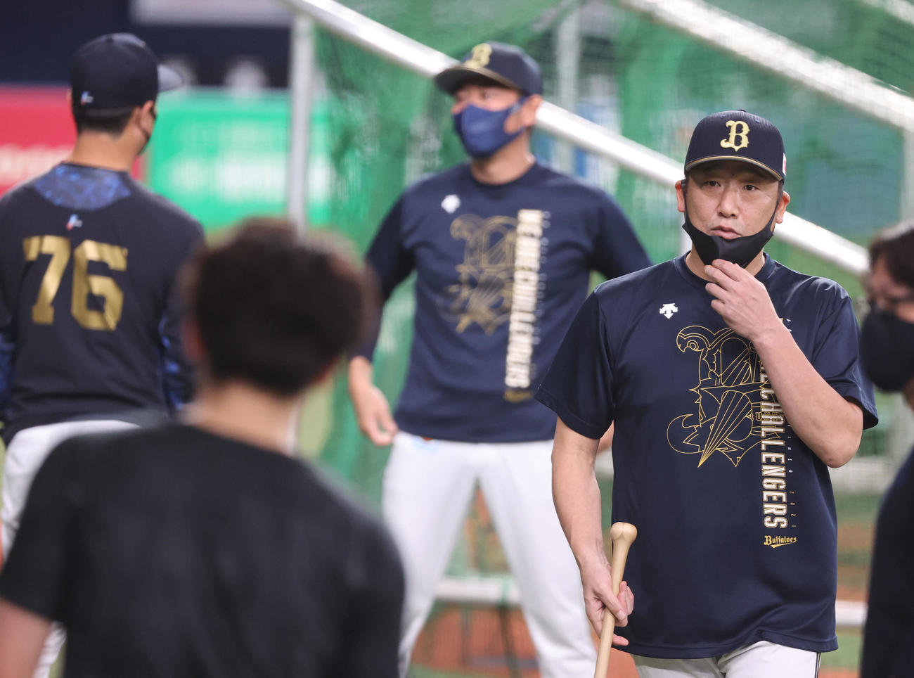 オリックス紅林弘太郎に厳しい目をむける中嶋聡監督（右）（撮影・渦原淳）