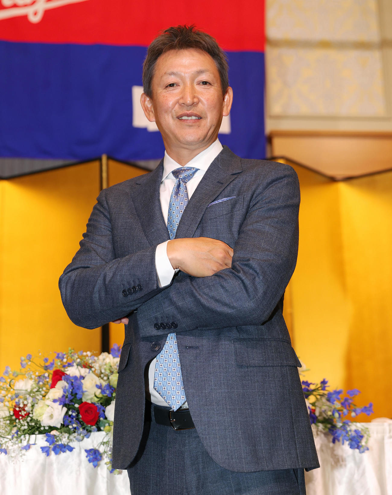 就任会見を終え笑顔でポーズをとる中日立浪新監督（撮影・前田充）