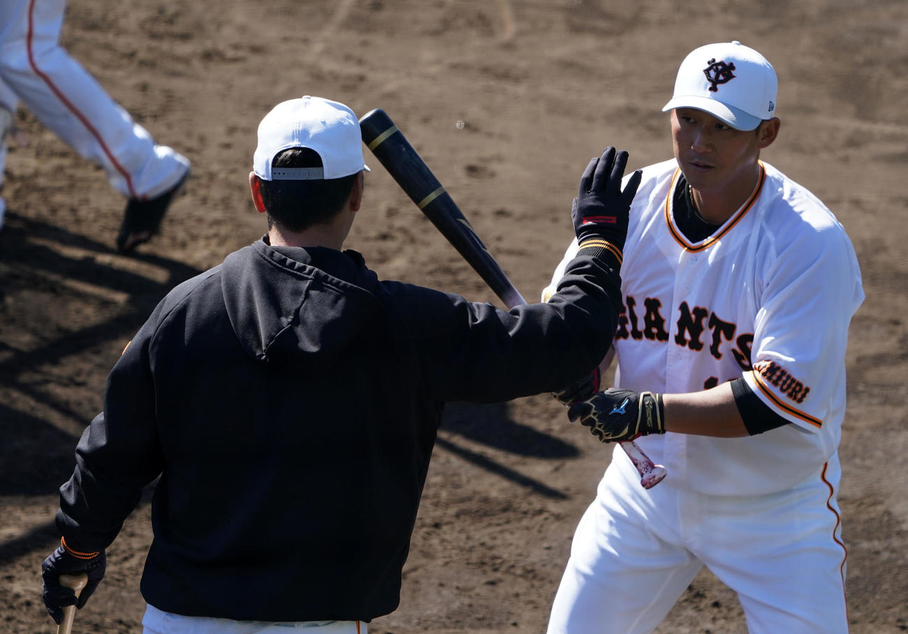 巨人元木コーチ（左）から打撃指導を受ける中田（撮影・横山健太）