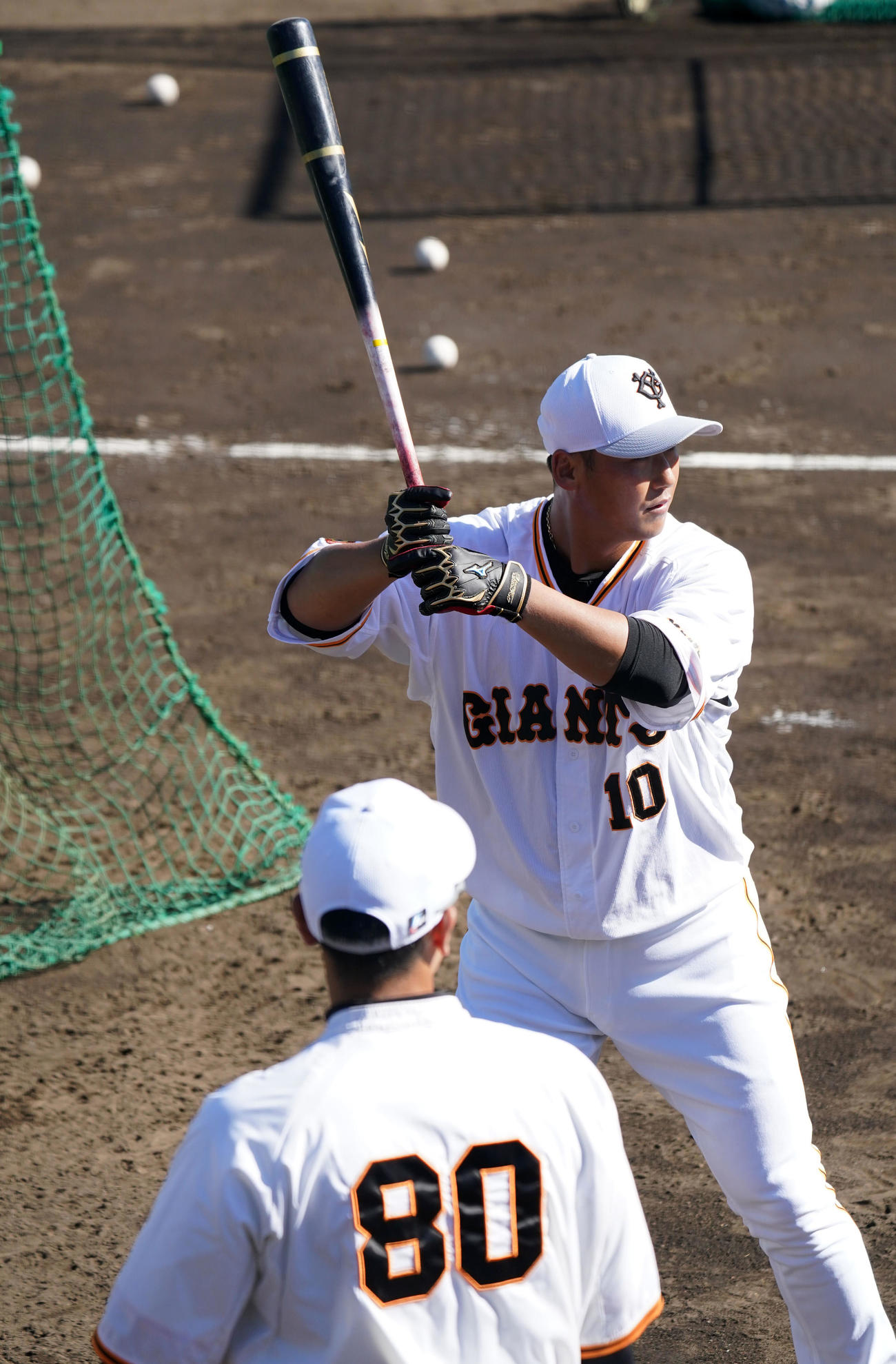 巨人阿部コーチ（左）から打撃指導を受ける中田（撮影・横山健太）