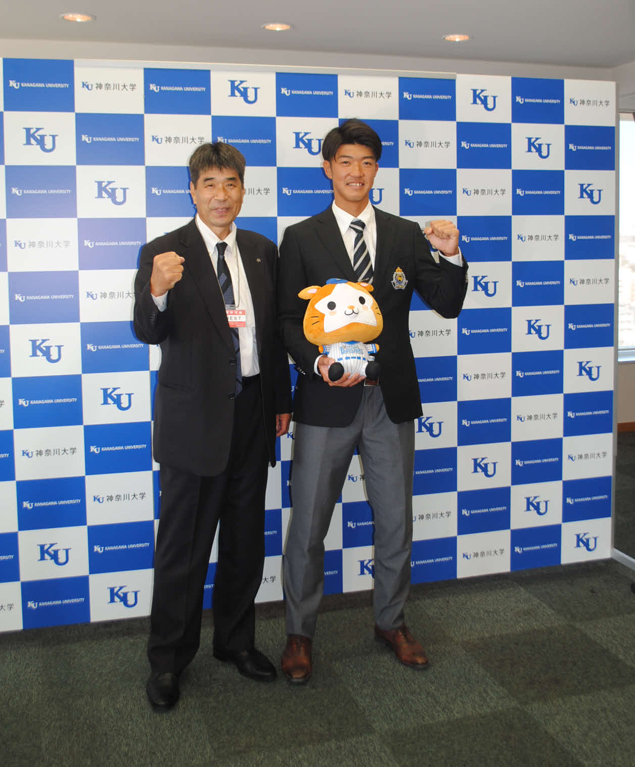 DeNAドラフト6位の神奈川大学・梶原昂希外野手（右）は欠端光則スカウトから指名あいさつを受けた