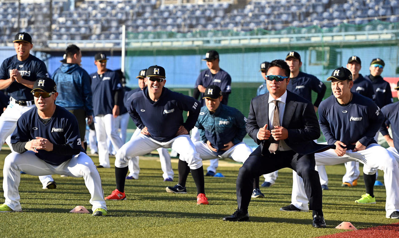ロッテ対日本ハム　今季で戦力外通告を受けた日本ハム今井（前列右）はスーツ姿であいさつに訪れると、そのまま試合前練習に参加（撮影・たえ見朱実）