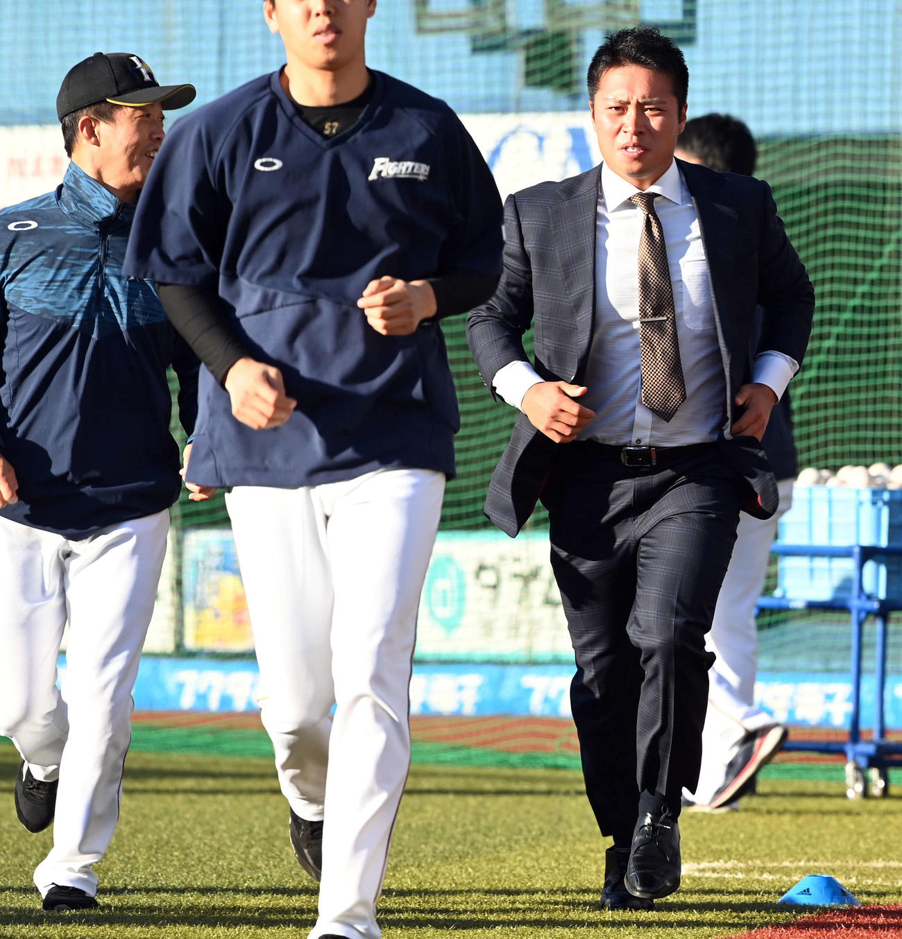 ロッテ対日本ハム　今季で戦力外通告を受けた日本ハム今井は、あいさつに訪れスーツ姿で試合前練習に参加（撮影・たえ見朱実）
