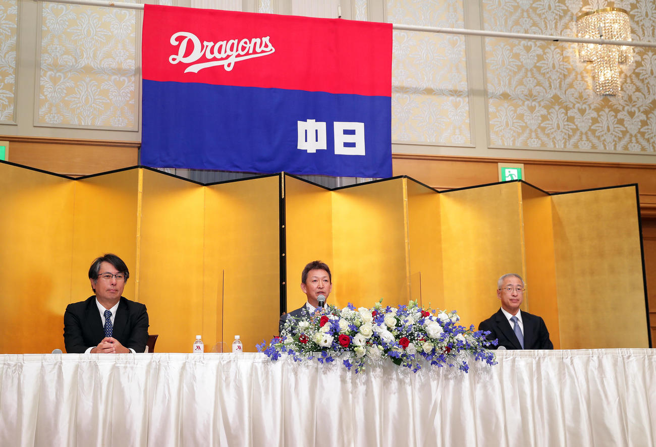 新監督就任会見に臨む、左から中日大島オーナー、立浪新監督、吉川社長（撮影・前田充）