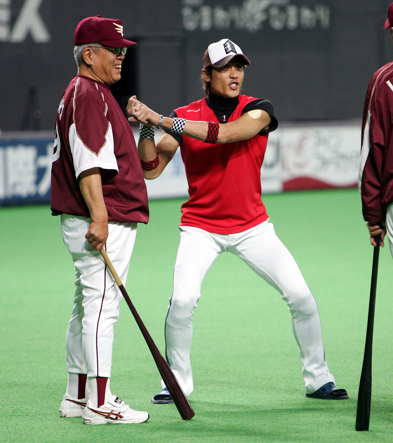 06年6月、日本ハム戦の試合前に新庄と談笑