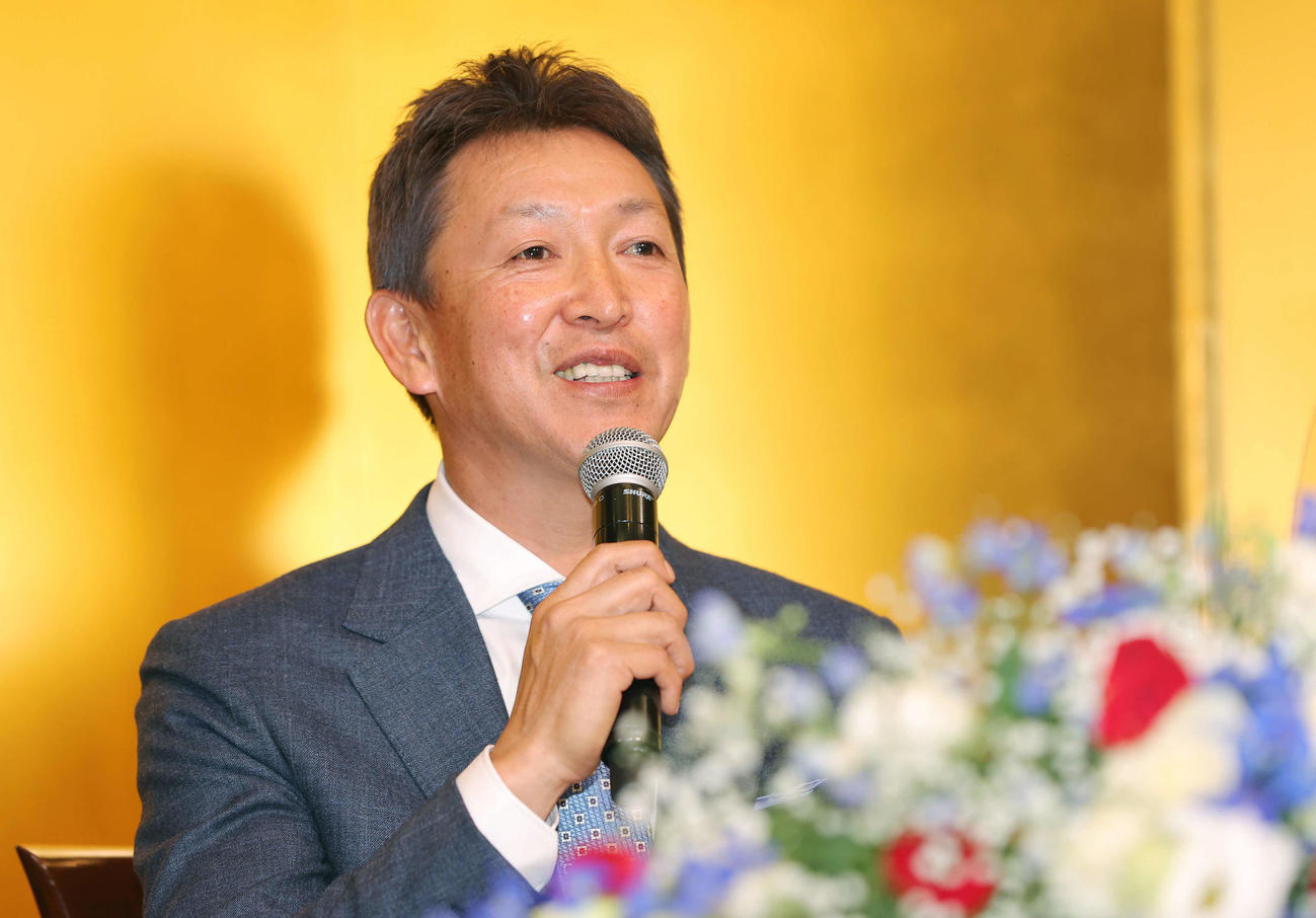 就任会見で笑顔を見せる中日立浪新監督（撮影・前田充）