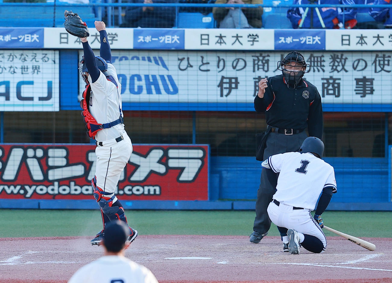 中大対国学院大　9回表、見逃し三振で最後の打者となりがっくりする中大・古賀（右）と、ガッツポーズで優勝を喜ぶ国学院大・福永（撮影・野上伸悟）