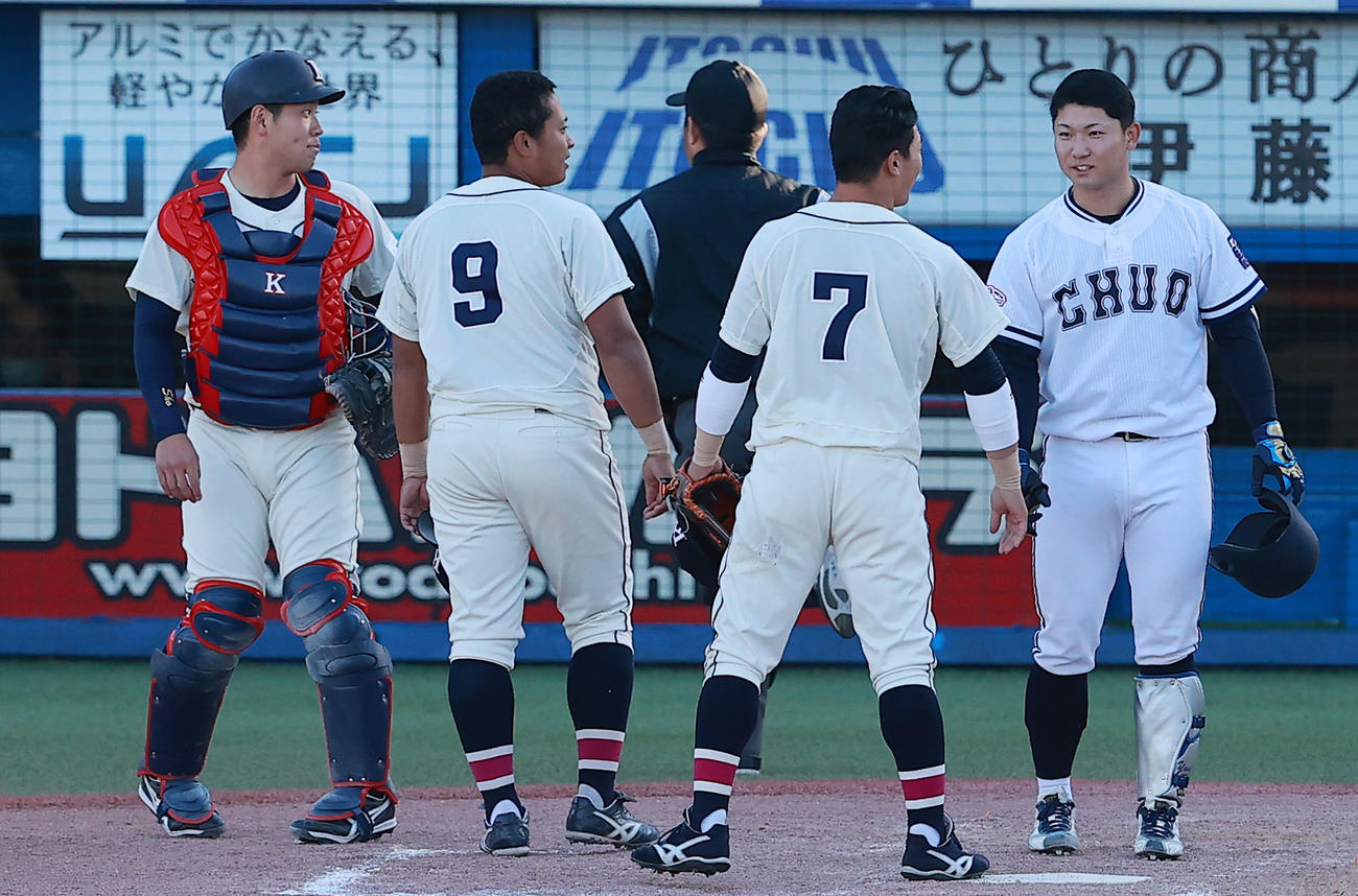 中大対国学院大　試合後に左から国学院大・福永、山本ダンテ、川村とあいさつをかわす中大・古賀（撮影・野上伸悟）
