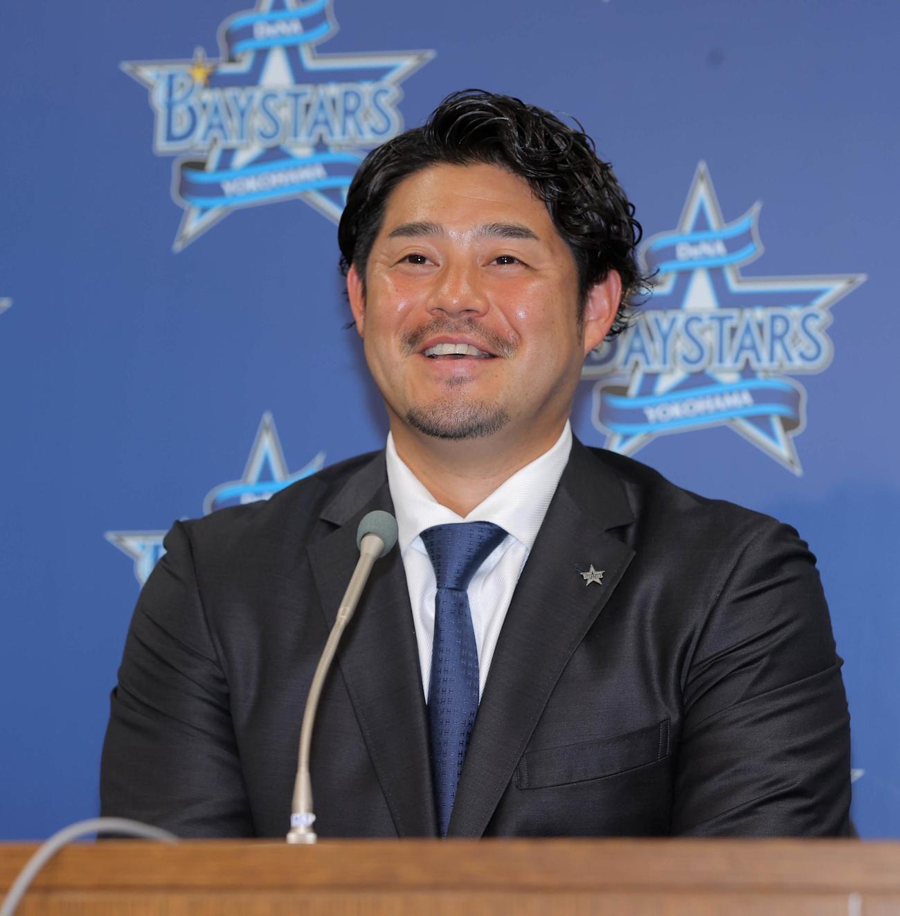 残留を決め、記者会見をする宮崎敏郎（代表撮影）