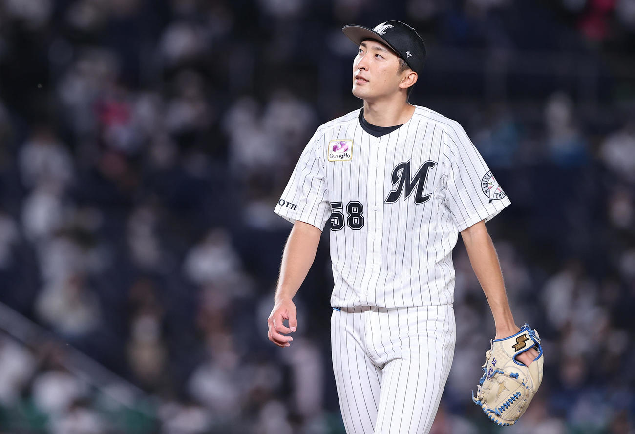 ロッテ対日本ハム　1回表の登板を終え先制を許したロッテ先発の河村は少し悔しげな表情で引き揚げる（撮影・垰建太）