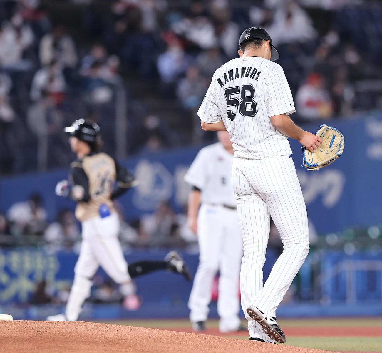 ロッテ対日本ハム　1回表日本ハム1死、浅間（左）に先制のソロ本塁打を浴び肩を落とすロッテ先発の河村（撮影・垰建太）