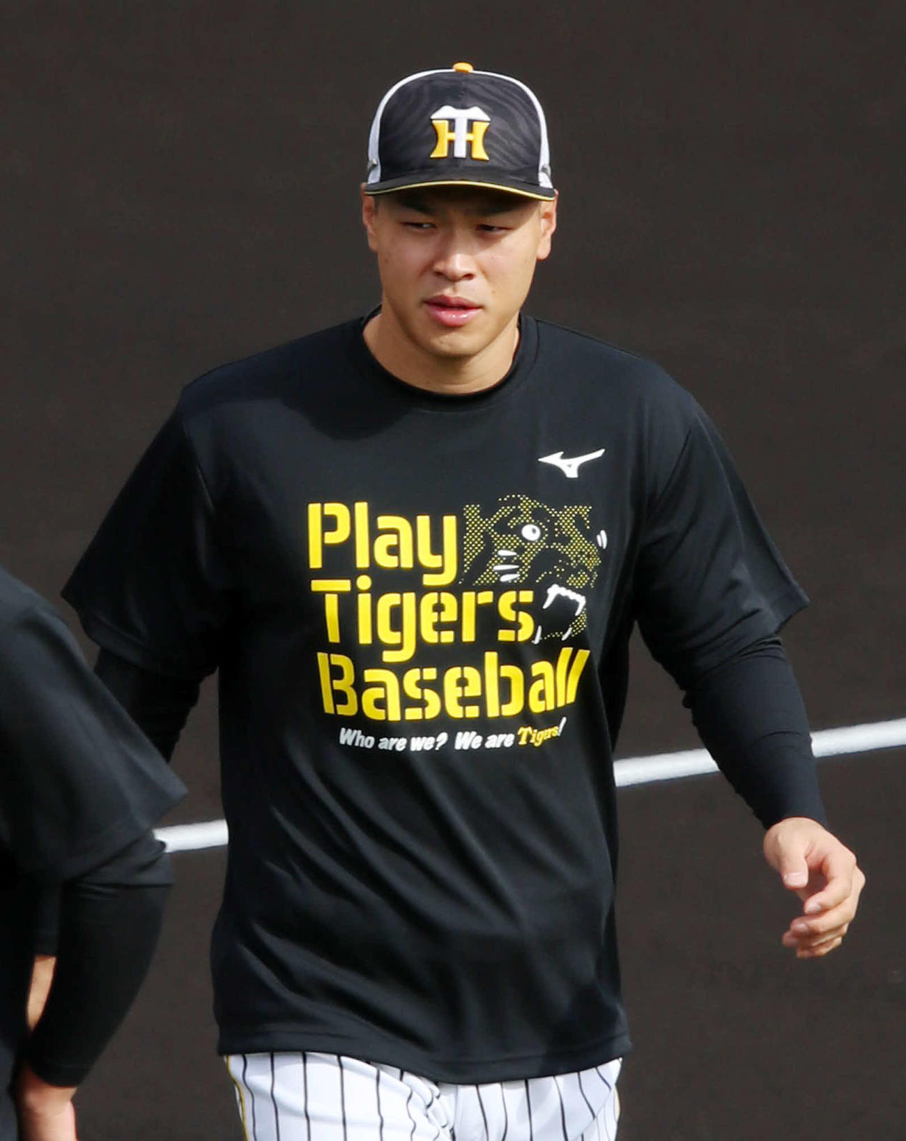 「決戦Tシャツ」を着てグラウンドに集合する佐藤輝（撮影・加藤哉）