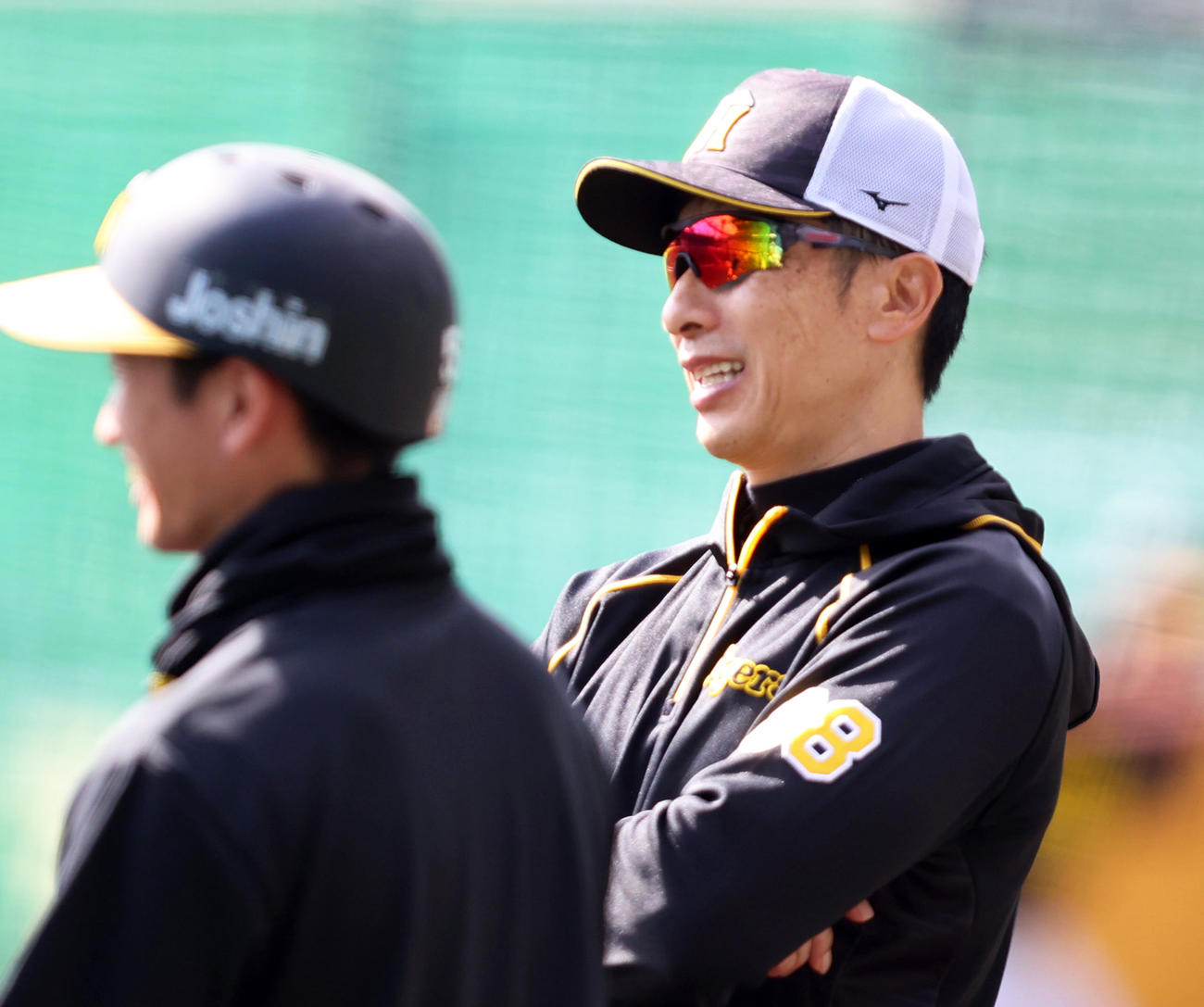 練習を見る阪神矢野監督（右）、左は近本（撮影・清水貴仁）