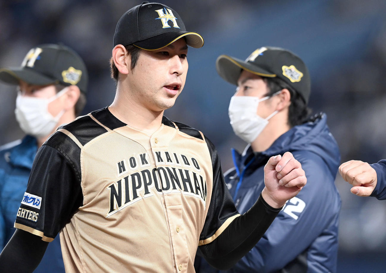 ロッテ対日本ハム　2回を無失点に抑えた日本ハム先発の加藤（撮影・たえ見朱実）