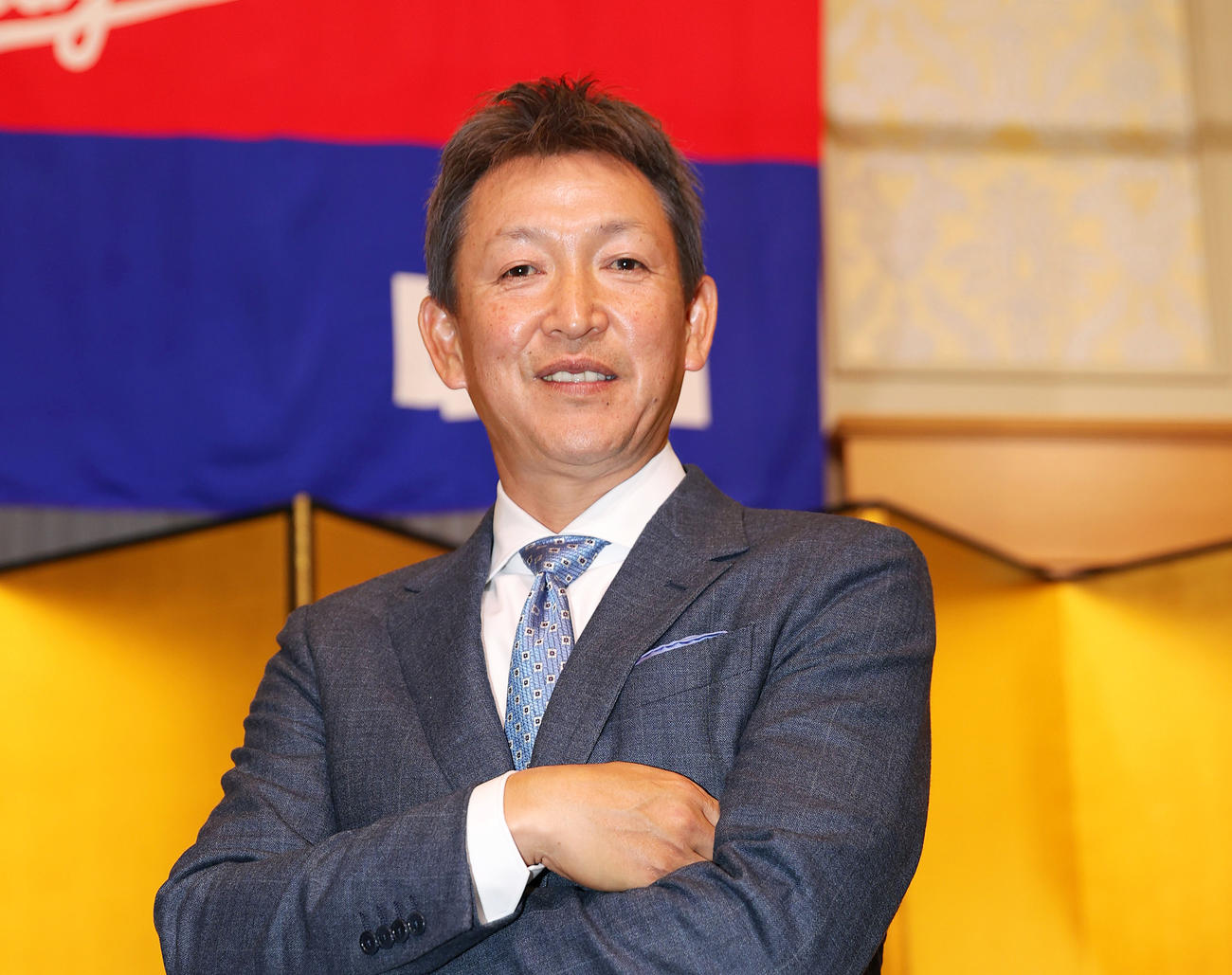 就任会見を終え笑顔でポーズをとる中日立浪新監督（撮影・前田充）