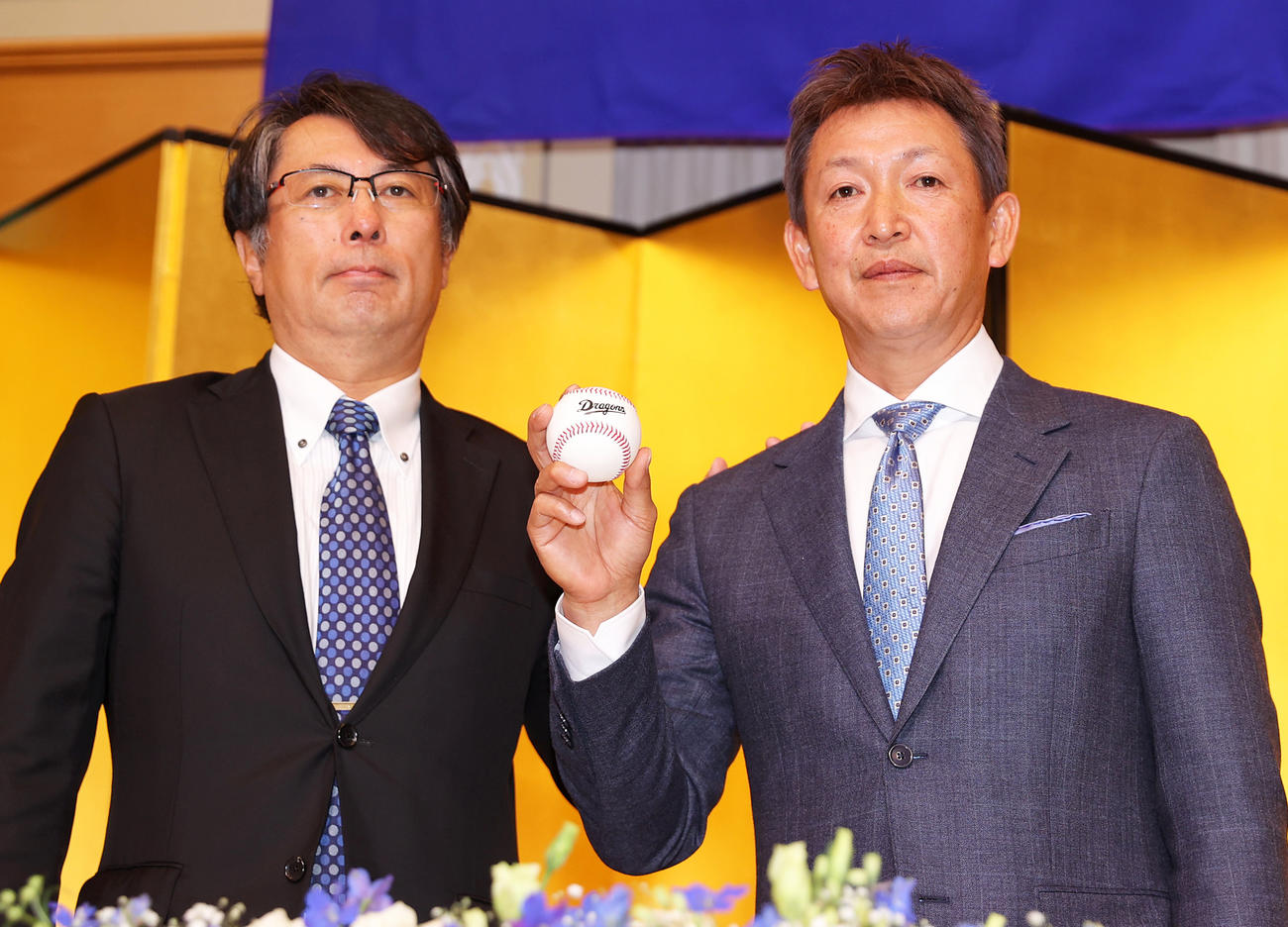就任会見で中日大島オーナー（左）と写真に納まる立浪新監督（撮影・前田充）