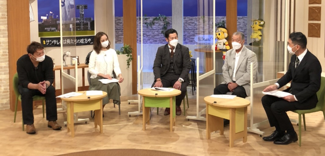 サンテレビ「熱血！タイガース党」に出演する岩田稔（中央）（阪神球団提供）