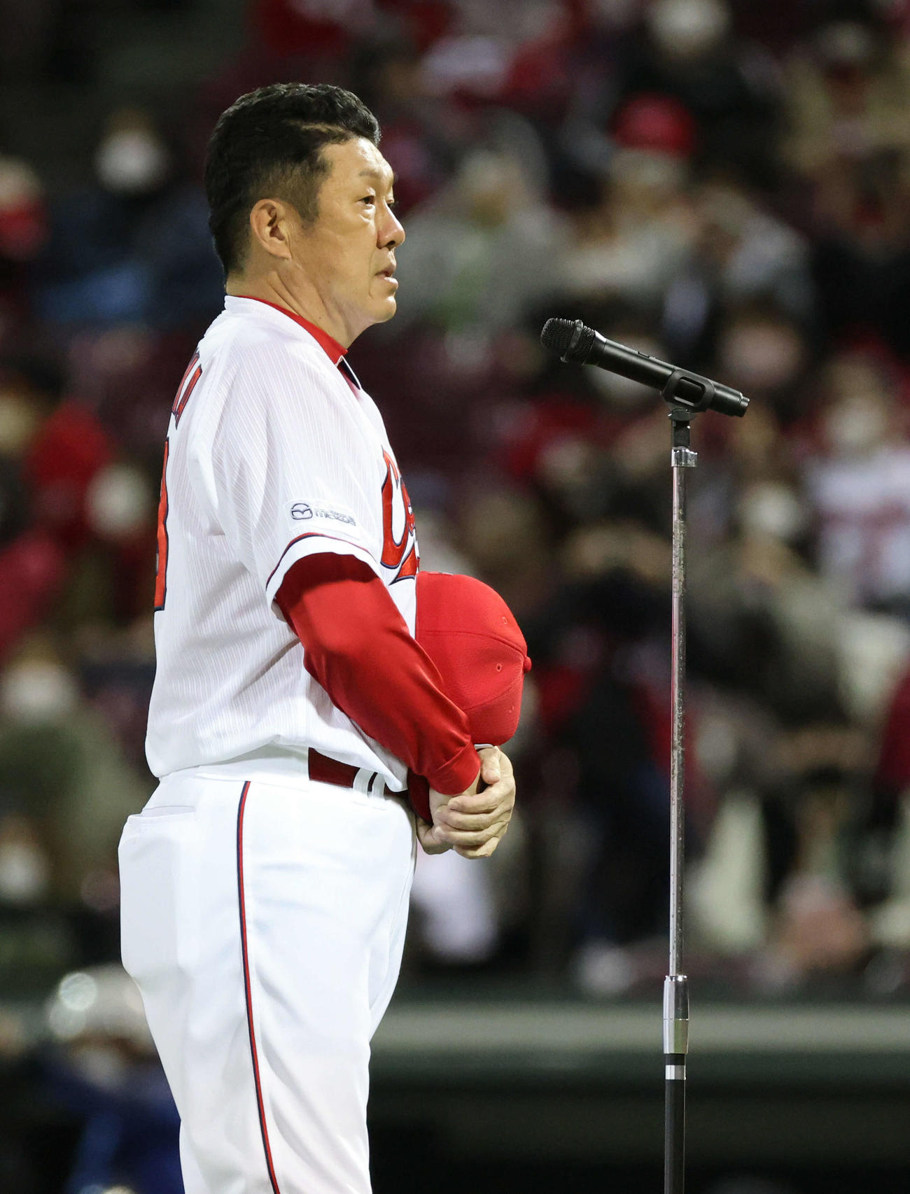 広島対ヤクルト　地元最終戦を終え、あいさつする佐々岡監督（撮影・加藤孝規）