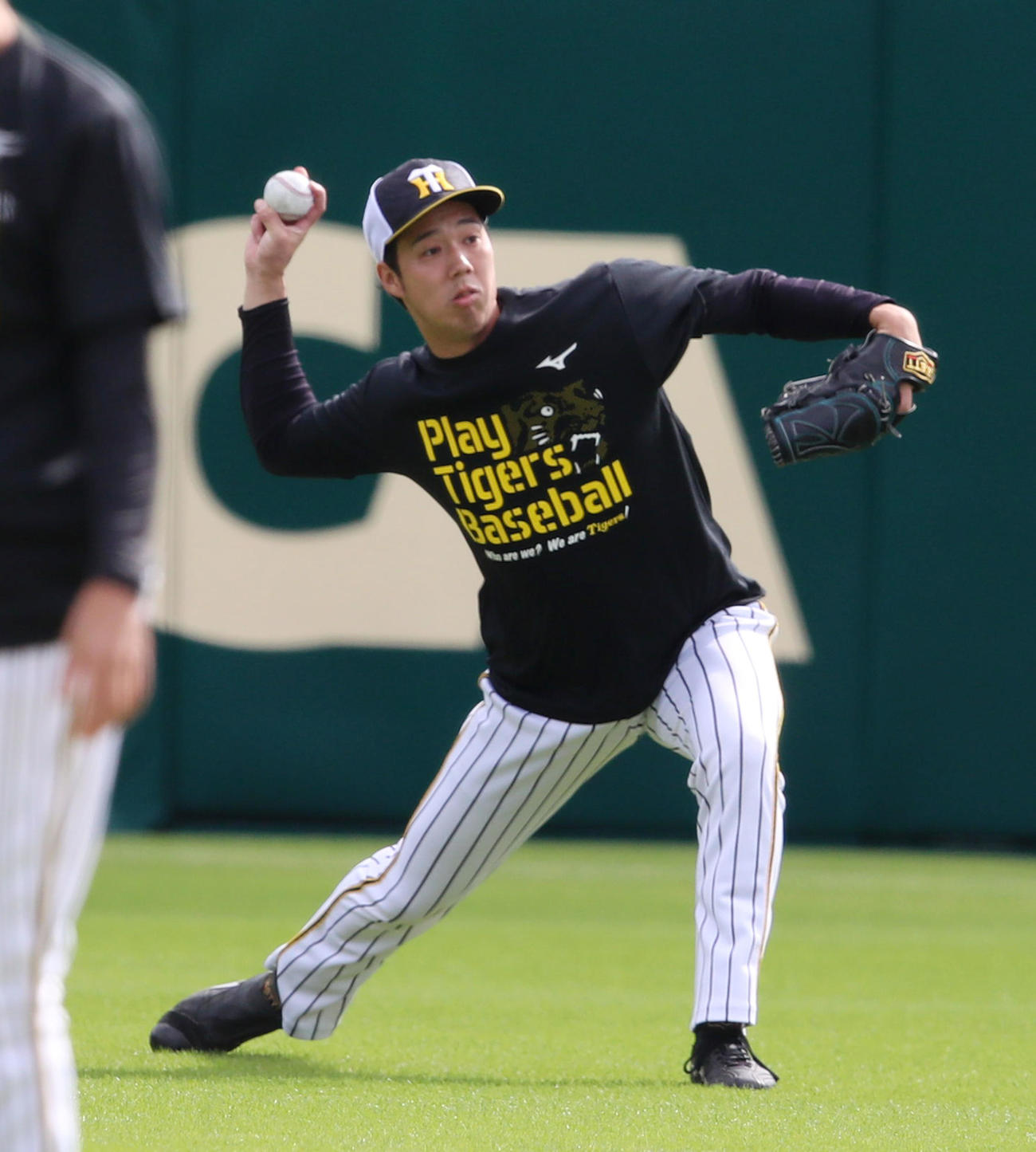 キャッチボールする青柳（撮影・加藤哉）