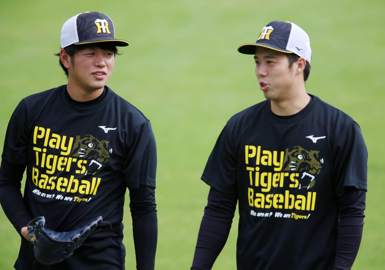 キャッチボールを終え談笑する高橋（左）と青柳（撮影・加藤哉）