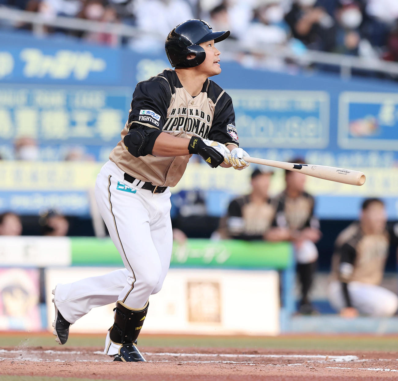 ロッテ対日本ハム　7回表日本ハム2死一塁、適時二塁打を放つ王柏融（撮影・垰建太）