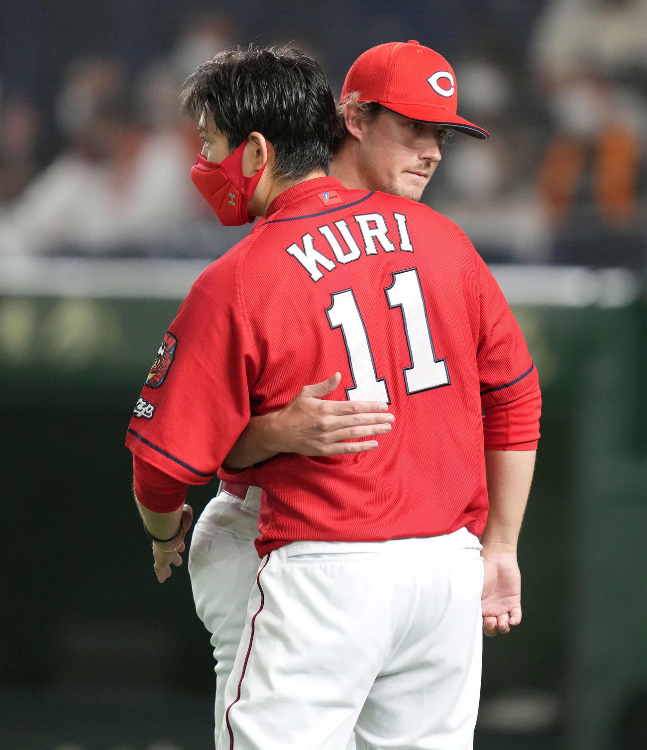 広島九里とハグするカイル・バード（右）（21年6月撮影）