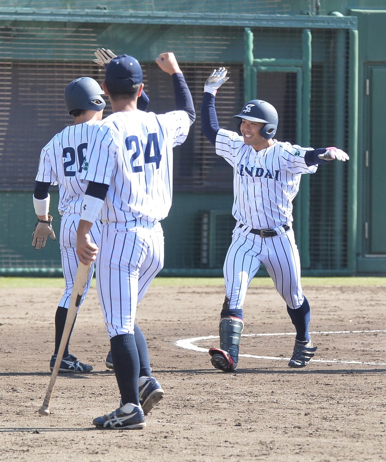 東北公益文科大対仙台大　3回裏仙台大2死一塁、先制適時打を放ち、笑顔を見せる益子侑也（右）（撮影・佐藤究）