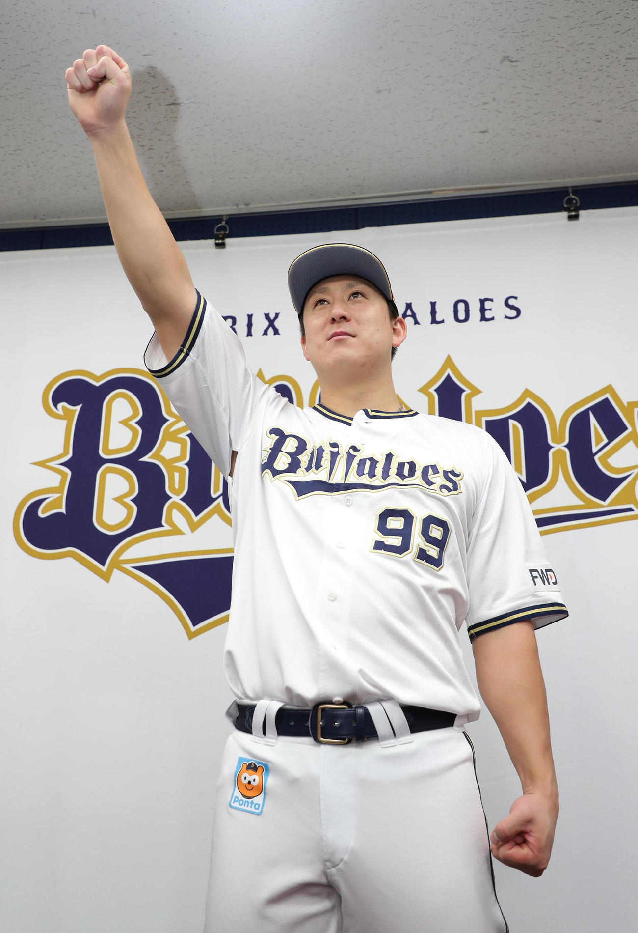 本塁打王を獲得し昇天ポーズを決める杉本