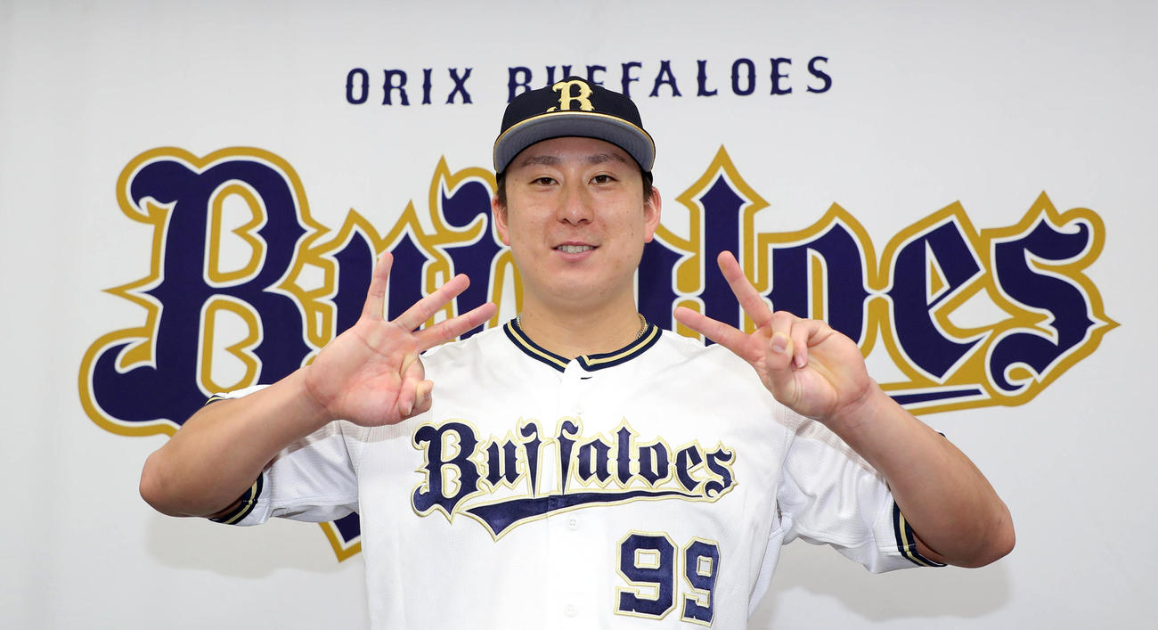 32本で本塁打王を獲得しポーズを決める杉本