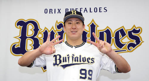 【値下げしました！】プロ野球カード　2年連続投手四冠！　オリックス山本由伸 202110300000544-w500_3.jpg