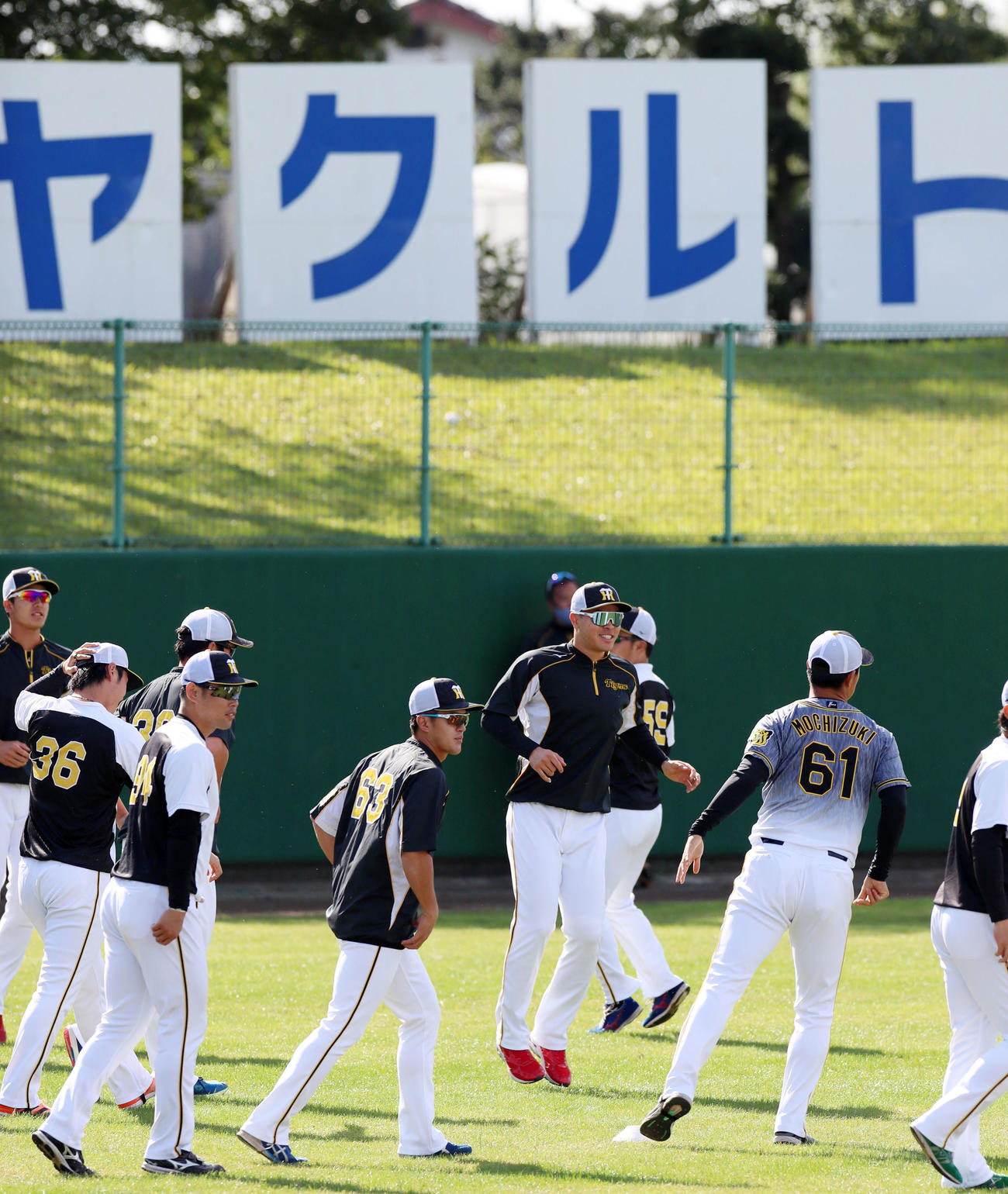 ヤクルト対阪神　フェニックスリーグ参加の佐藤輝らはウオーミングアップする（撮影・加藤哉）