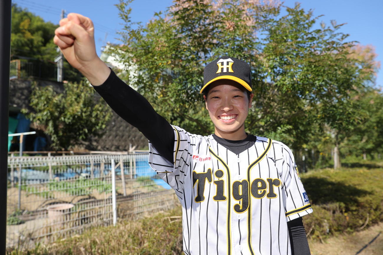阪神タイガースWomen対淡路BRAVEOCEANS　サヨナラの左前打を放った蜜浦は笑顔で記念撮影（阪神球団提供）