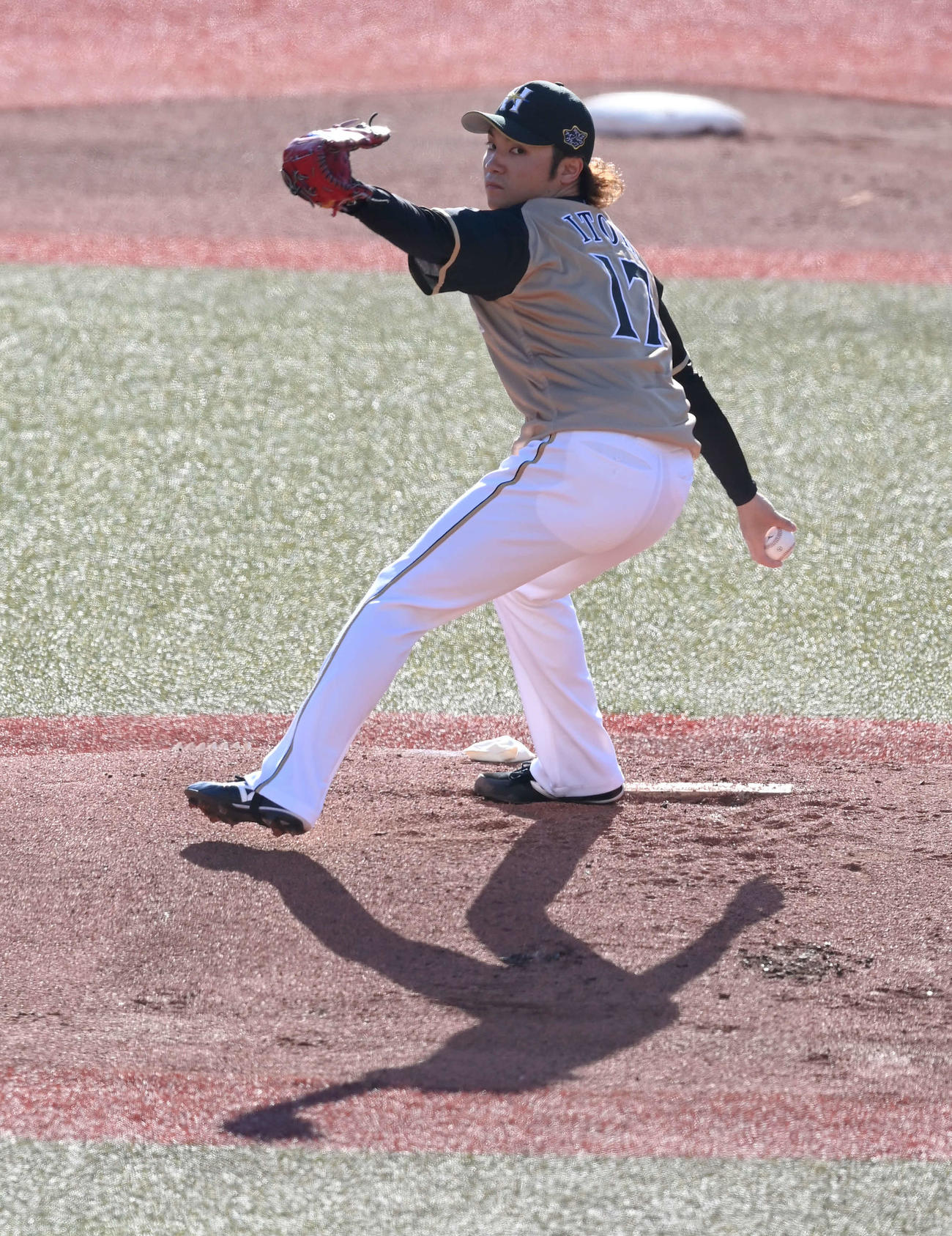 ロッテ対日本ハム　日本ハム先発の伊藤（撮影・たえ見朱実）