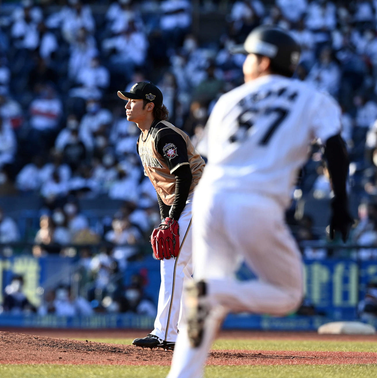 ロッテ対日本ハム　5回裏ロッテ2死三塁、レアードに同点の適時打を許す伊藤（撮影・たえ見朱実）