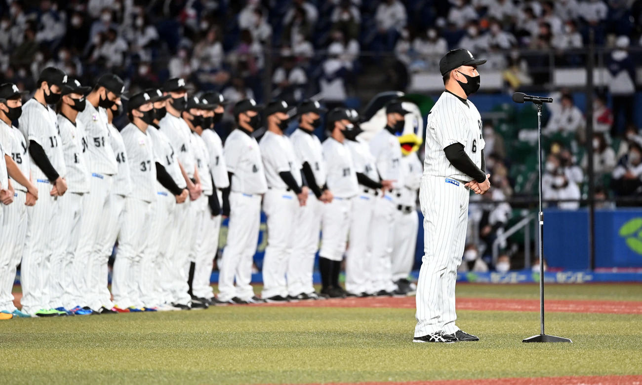 ロッテ対日本ハム　ホーム最終戦を終え、あいさつするロッテ井口監督（撮影・たえ見朱実）