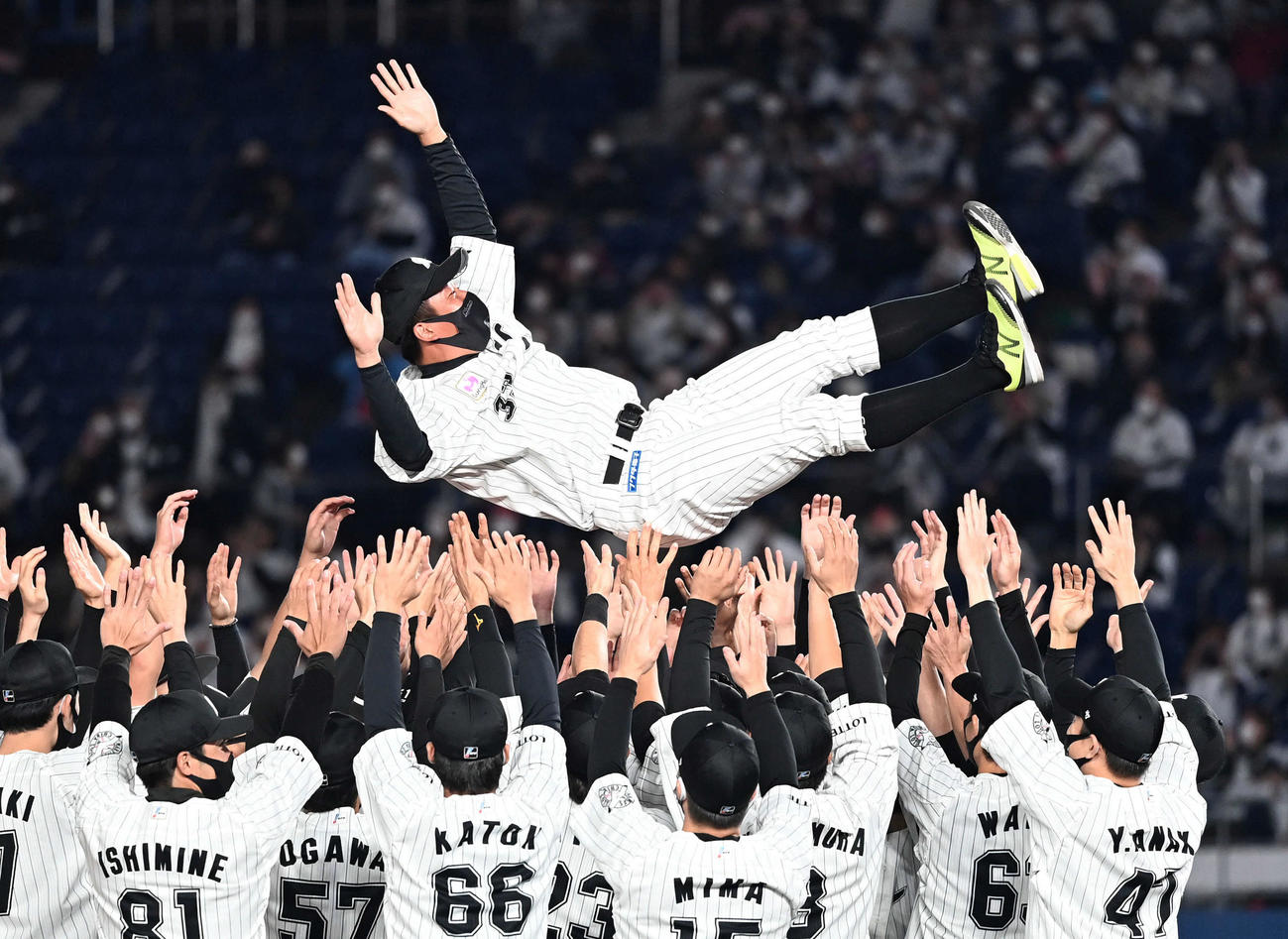 ロッテ対日本ハム　今季で引退するロッテ南は、ナインに胴上げされる（撮影・たえ見朱実）
