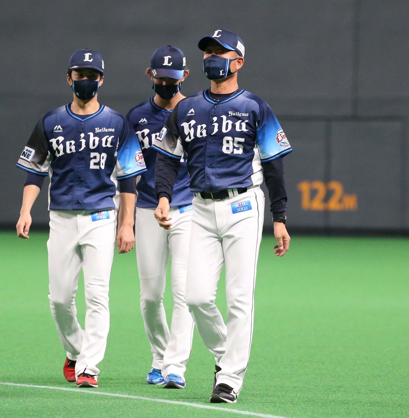 日本ハム対西武　今季最終戦を終え引き揚げる辻監督（右）（2021年10月26日撮影）