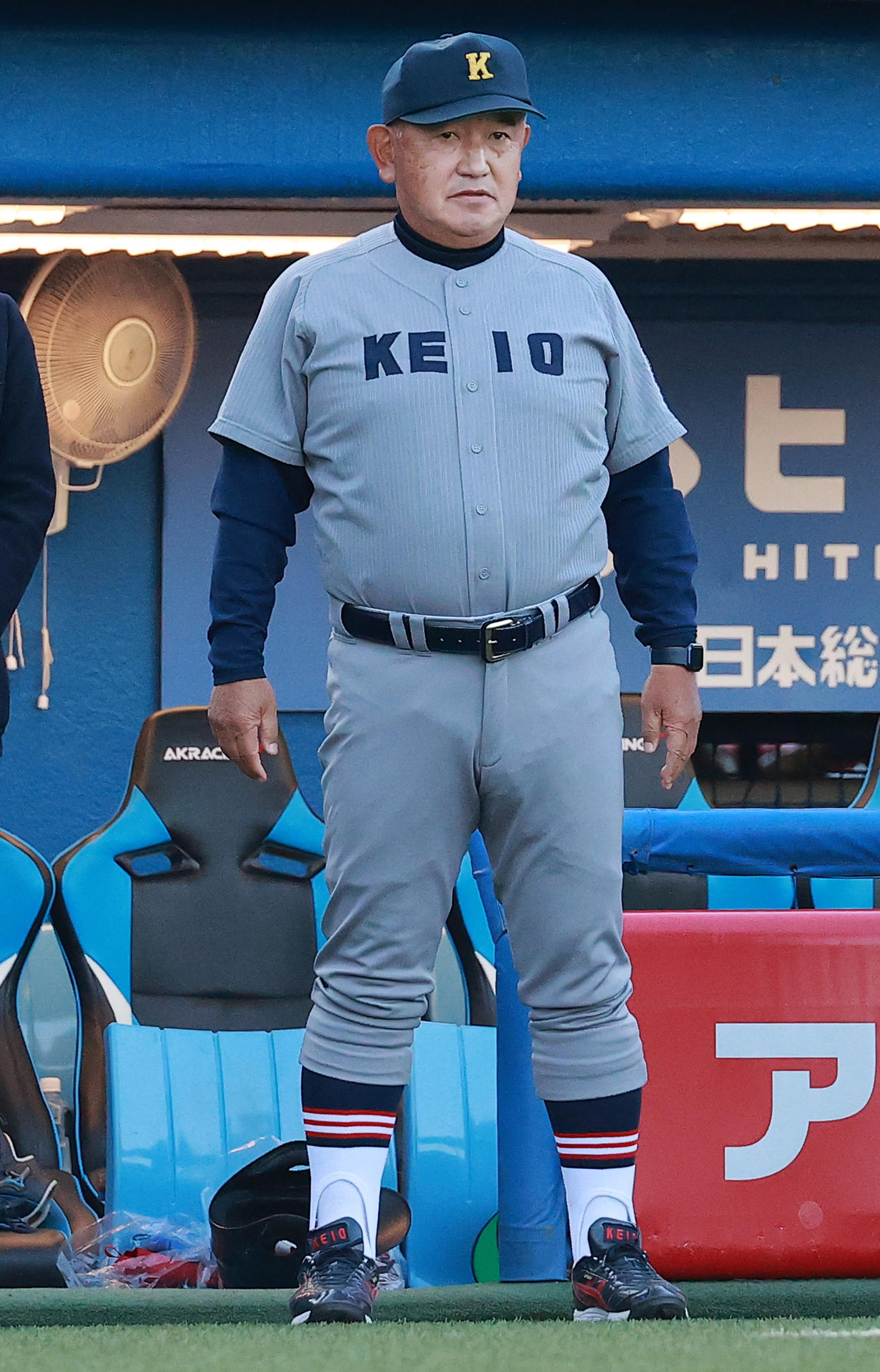早大対慶大　試合終了のあいさつでベンチ前に立つ慶大・堀井監督（撮影・野上伸悟）