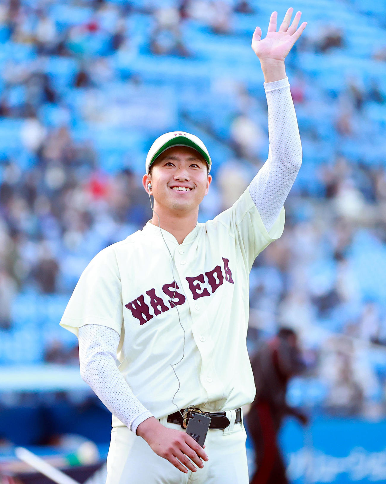 早大対慶大　優勝に望みをつなぎ、笑顔で応援席に手を振る早大先発の西垣（撮影・野上伸悟）