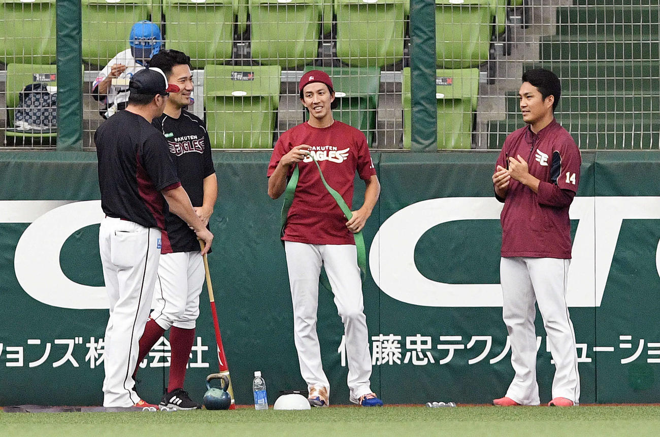 試合前練習で楽天小山投手コーチ（左）と話す、左から2人目から田中将、岸、則本昂（2021年9月23日撮影）