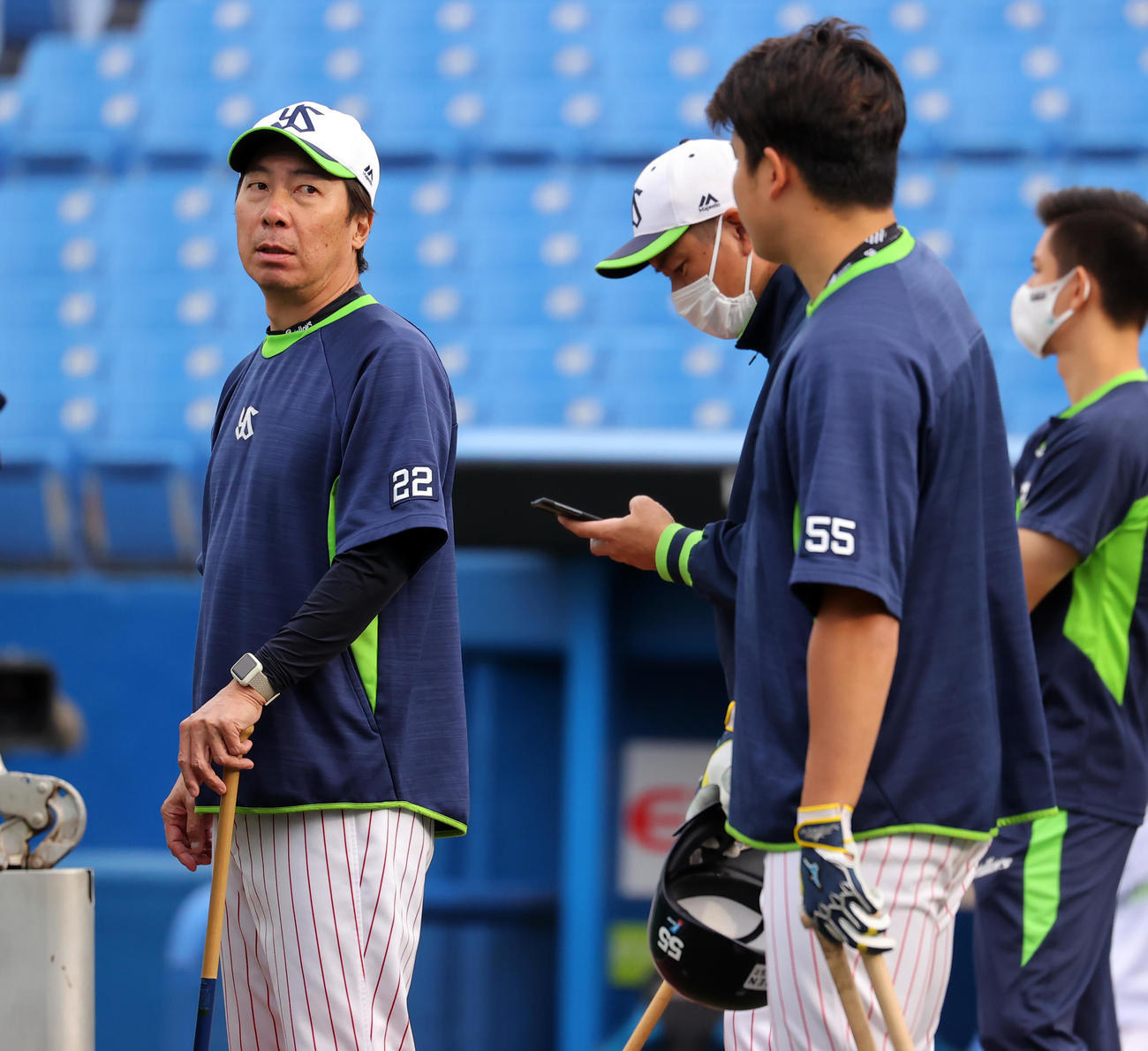ヤクルト対広島　試合前、村上（右）に話しかける高津監督（2021年10月21日撮影）