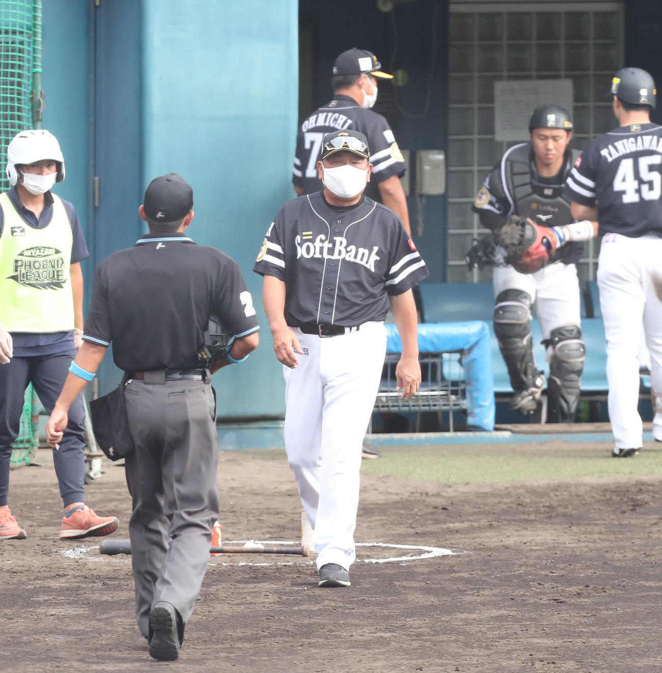 楽天対ソフトバンク　イニングの合間、審判に選手交代を告げる藤本博史監督（撮影・梅根麻紀）