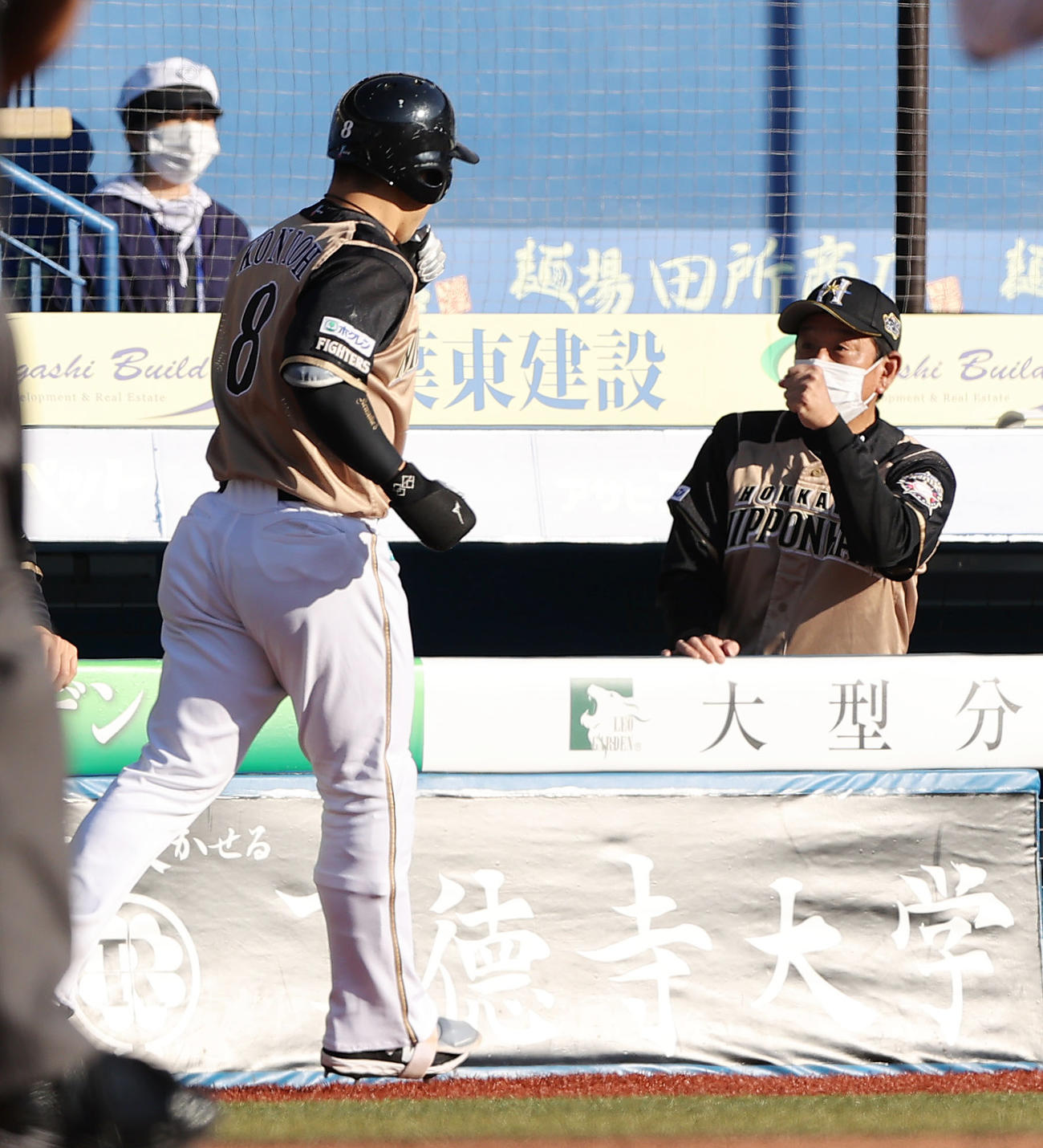 ロッテ対日本ハム　4回表日本ハム無死、左越えソロ本塁打を放った近藤（左）を出迎える栗山監督（撮影・垰建太）