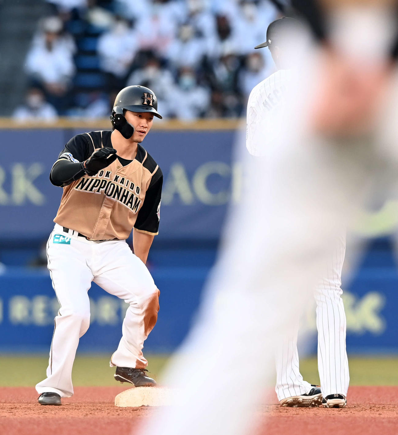 ロッテ対日本ハム　7回表日本ハム2死一塁、二盗を決める代走西川（撮影・たえ見朱実）