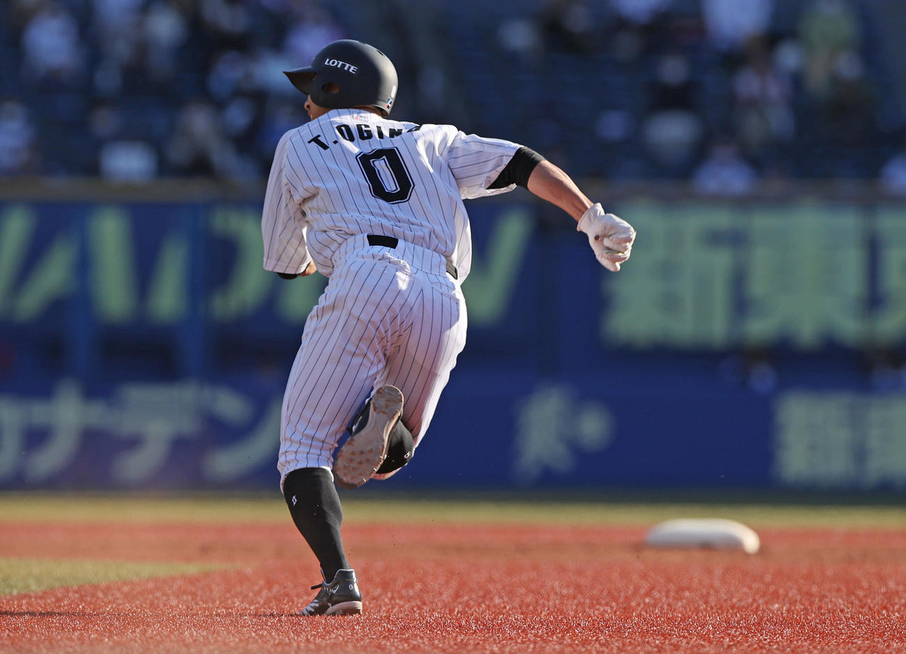 ロッテ対日本ハム　3回裏ロッテ2死一、三塁、二盗を決める荻野（撮影・垰建太）