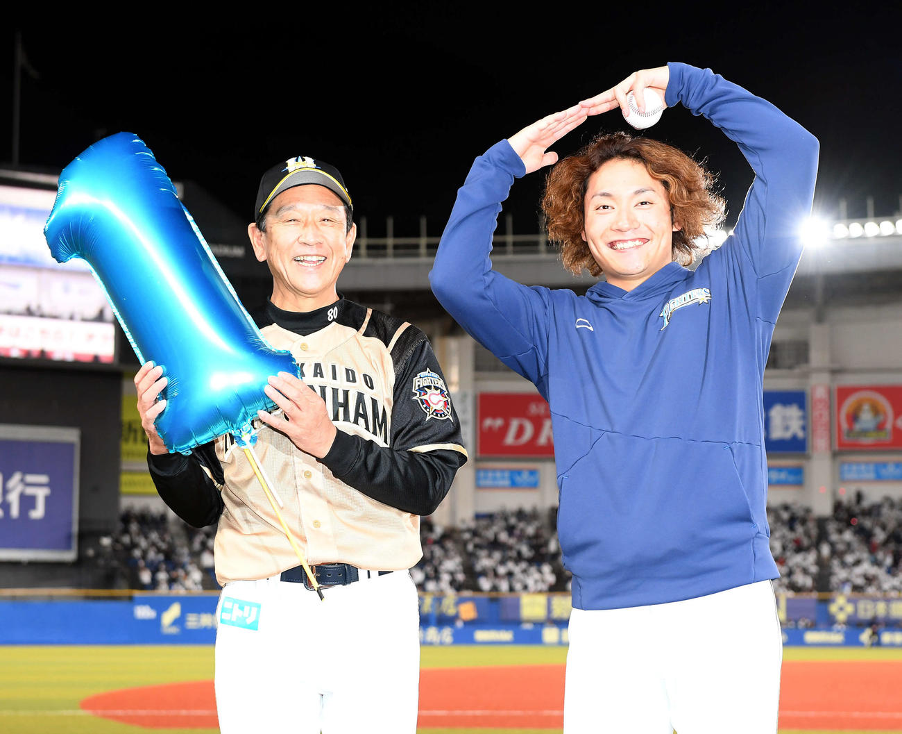 ロッテ対日本ハム　今季10勝目を挙げた日本ハム伊藤（右）は栗山監督と笑顔でポーズ（撮影・たえ見朱実）