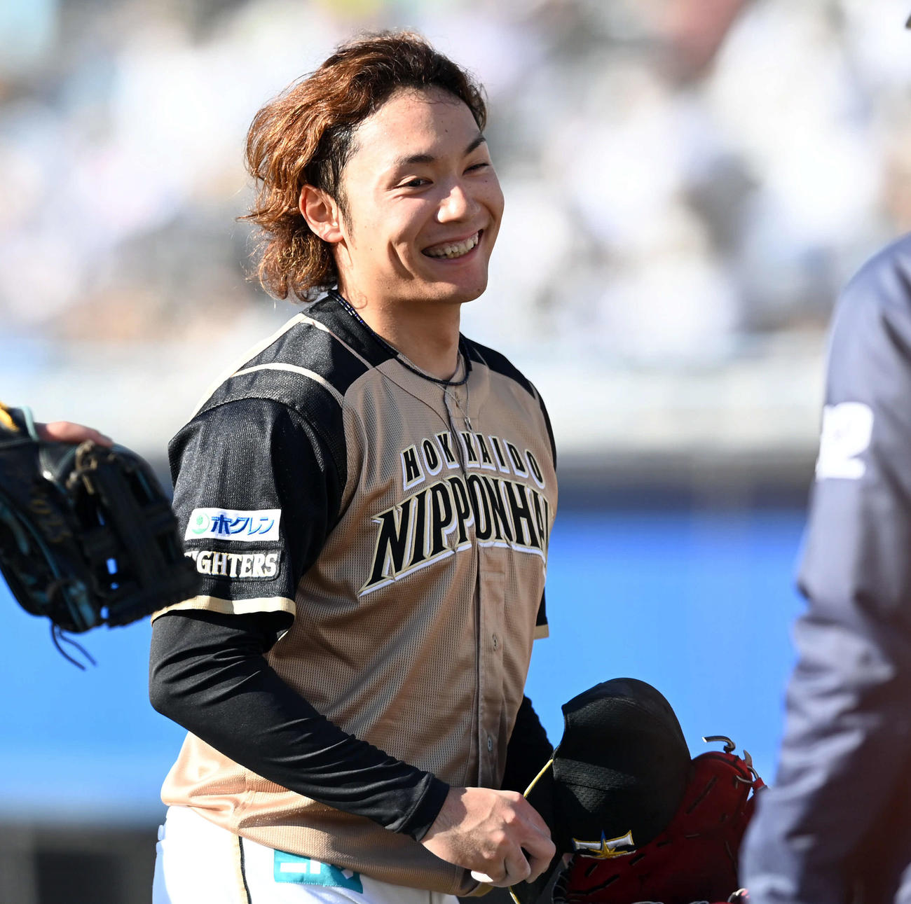 ロッテ対日本ハム　3回裏、ランナーを背負いながらも無失点に抑えた日本ハム先発の伊藤（撮影・たえ見朱実）