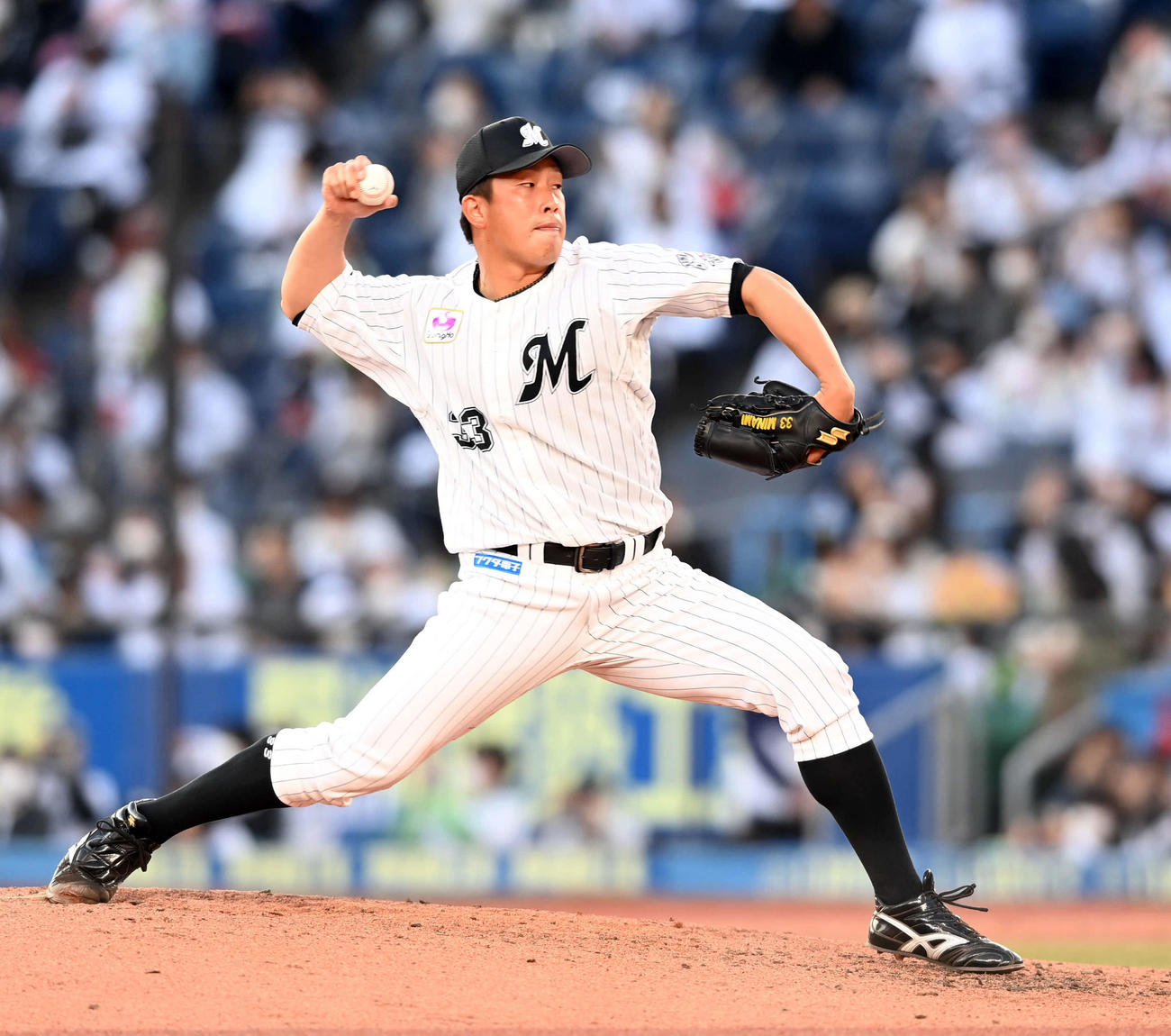 ロッテ対日本ハム　7回表、今季限りで引退するロッテ南昌輝は、マウンドに上がり投球（撮影・たえ見朱実）
