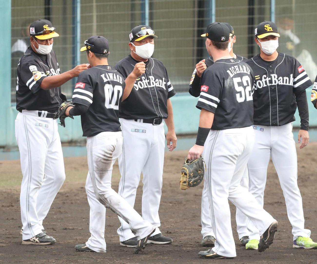 フェニックスリーグ　楽天に勝利しナインを出迎えるソフトバンク藤本監督（中央）（撮影・梅根麻紀）